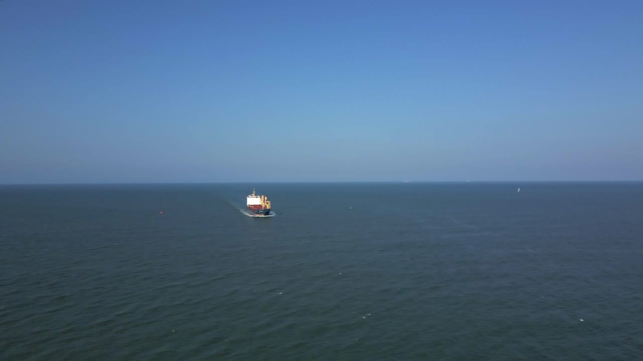 해안에 접근하는 유조선의 조감도, 화창한 날 바다 경치