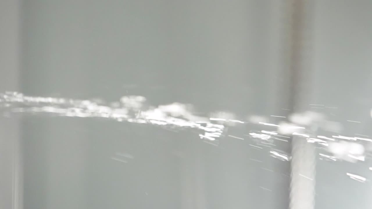 pulverización de agua desde el grifo