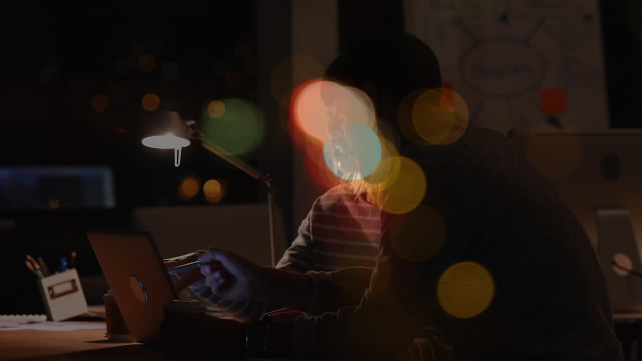 trabajadores de negocios que se despiertan en la computadora portátil por la noche en la oficina con colorida animación de burbujas