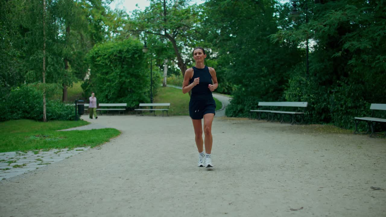 Donna che corre nel parco