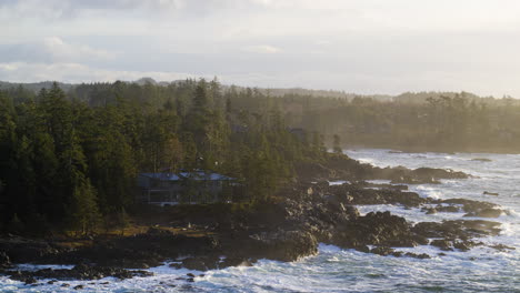 video de avión no tripulado al atardecer en ucluelet, columbia británica, canadá sobre el océano y el bosque