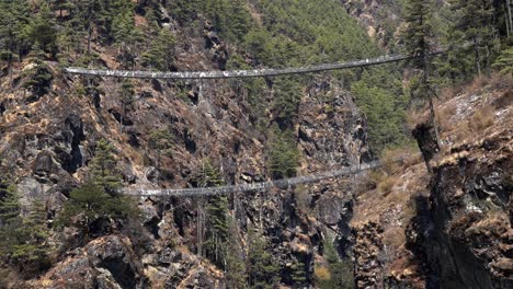 los tensos puentes colgantes de hillary en el camino al campamento base del everest