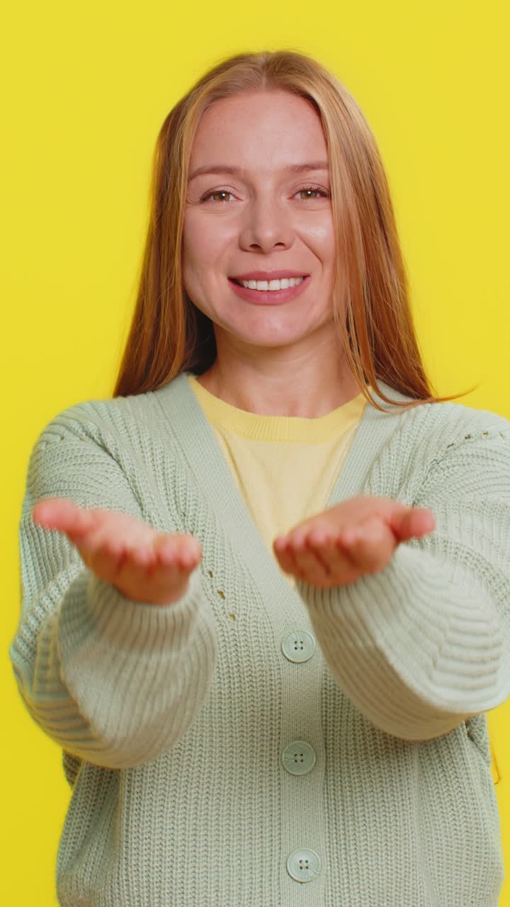 Donna adulta con le mani aperte che offre regali gratuiti per una donazione di beneficenza, condividendo amore, sorpresa e riconoscimenti