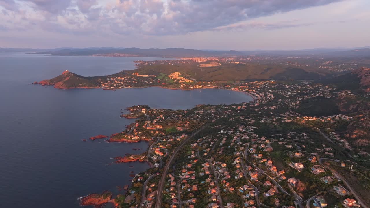 Vista aérea de Saint-Raphael e da costa do Mediterrâneo ao amanhecer