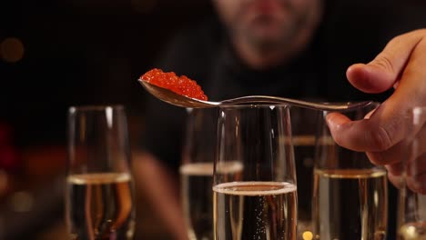 caviar rojo en las flautas de champán