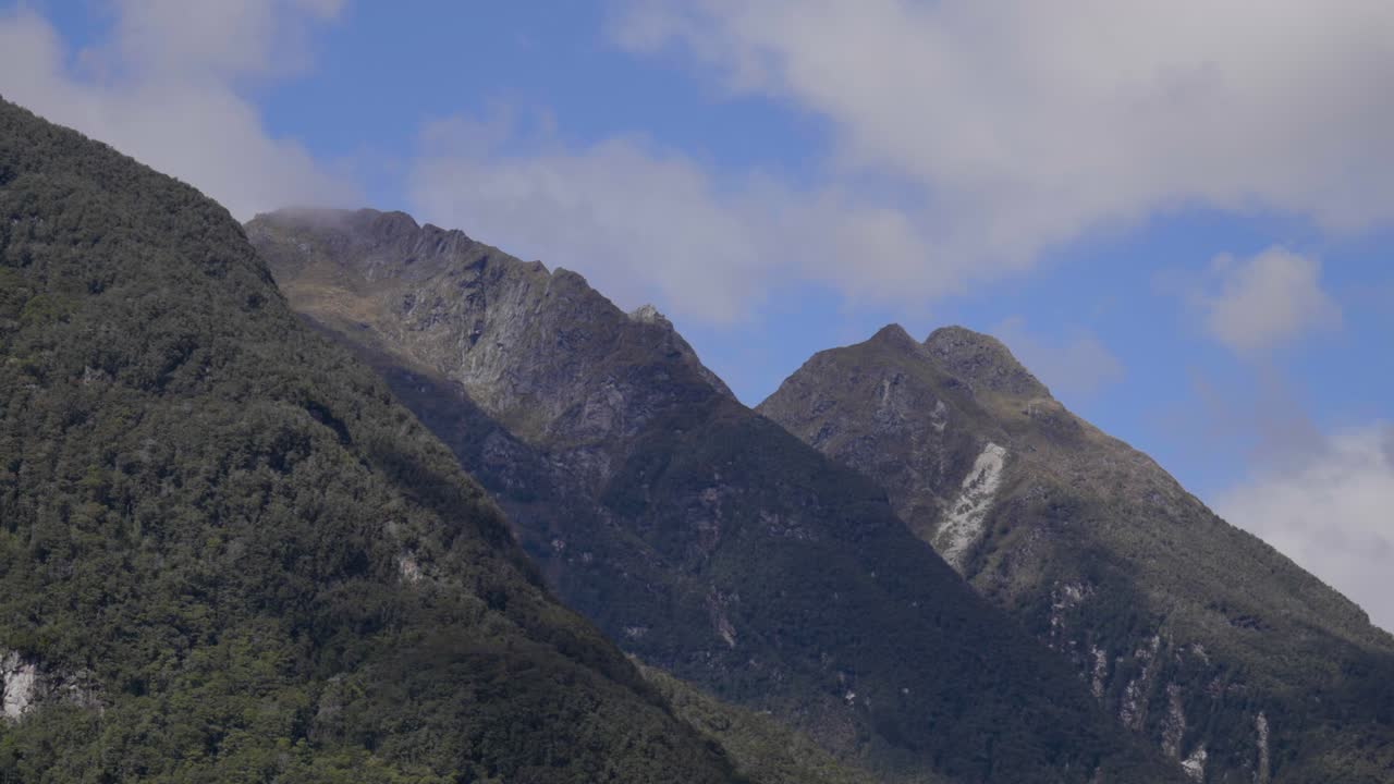 Imponente cresta rocciosa si erge sopra Doubtful Sound, rivelando vette aspre, fiordi profondi e scenari naturali spettacolari in una natura selvaggia remota e incontaminata.