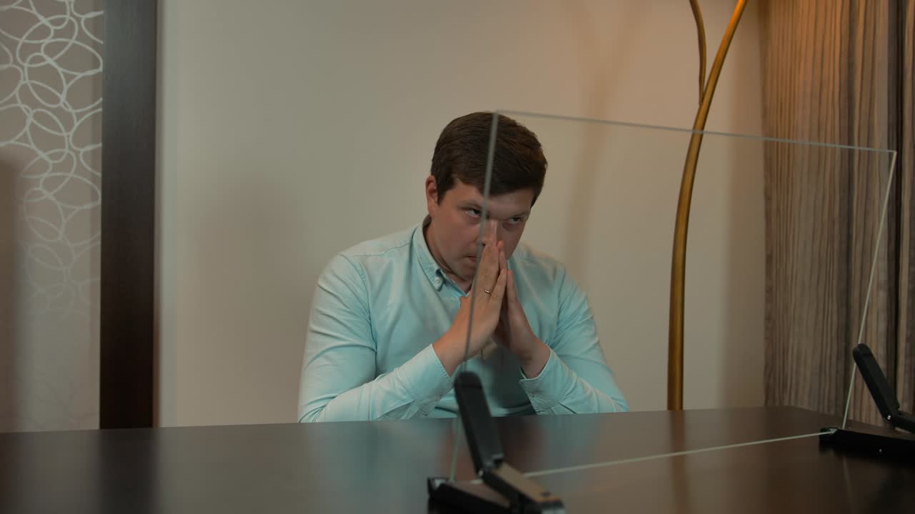 가상 유리 모니터 뒤에 앉아있는 젊은이 - 당신의 인포그래픽을 배치하기위한 이상적인