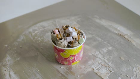delicioso helado enrollado con malvaviscos y caramelo