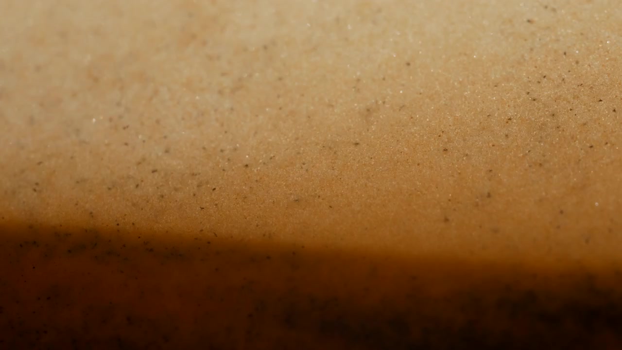 Kleine Staubpartikel schweben unter der Glasoberfläche. Zeitlupe