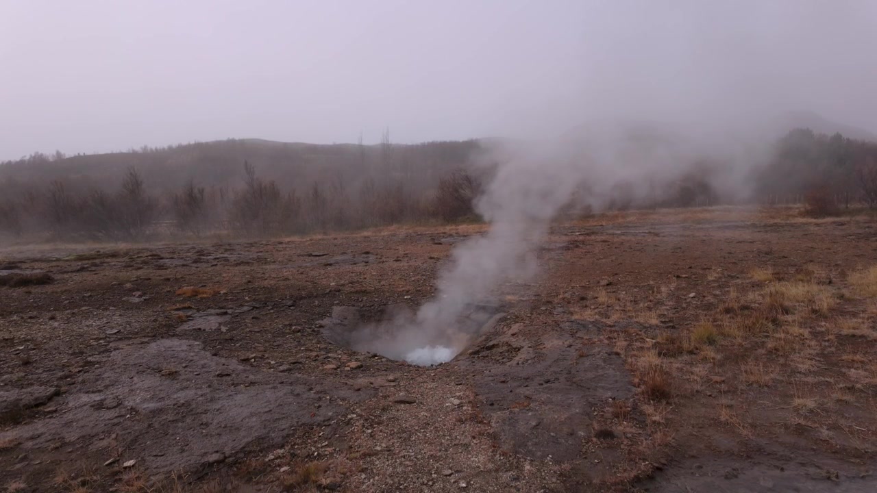 İzlanda, Strokkur yakınlarındaki volkanik jeotermal alandan yerden yükselen kaynar su ve buhar.