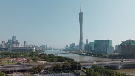 Panoramasicht-Auf-Die-Stadt-Guangzhou-In-China,-Luftwagen-Herein