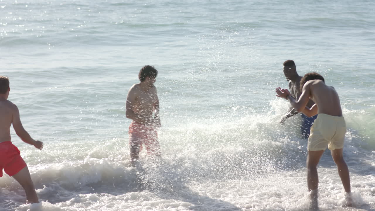 amigos diversos disfrutan de un juego en las olas del océano