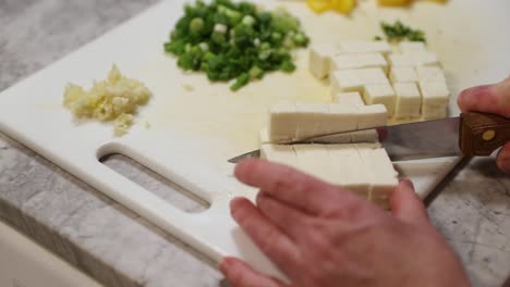 Schwenkaufnahme-Einer-Frau,-Die-Paneer-In-Zeitlupe-Würfelt