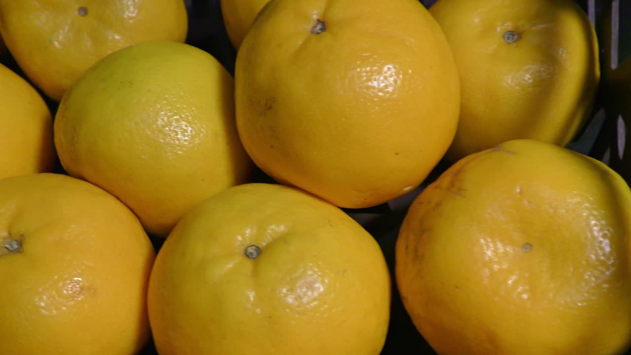 Many oranges moving in the circle and stacked
