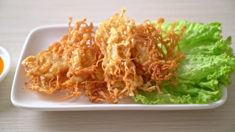 Fried-Enoki-Mushroom-or-Golden-Needle-Mushroom---vegan-and-vegetarian-food-style