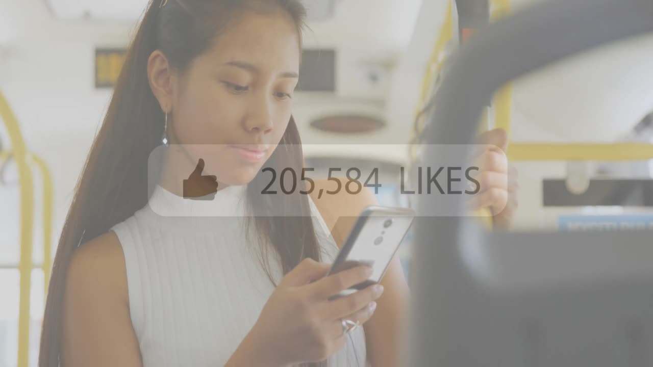 버스에서 스마트폰을 사용하는 아시아 여성에 대한 점점 더 많은 아이콘의 애니메이션