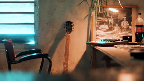 recoger el bajo y volver a colocarlo de inmediato junto a otra guitarra.