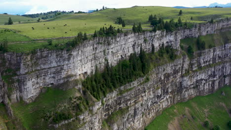 Reveladora-Toma-De-Drones-De-Creux-Du-Van-En-Suiza,-Ubicada-En-La-Frontera-De-Los-Cantones-De-Neuenburg-Y-Vaud