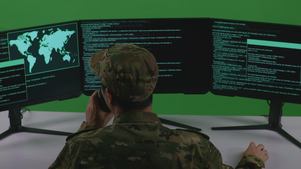operador militar de monitoreo de datos globales