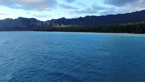 Dolly-Drohnenaufnahme-Der-Wunderschönen-Landschaft-An-Der-Küste-Von-Hawaii