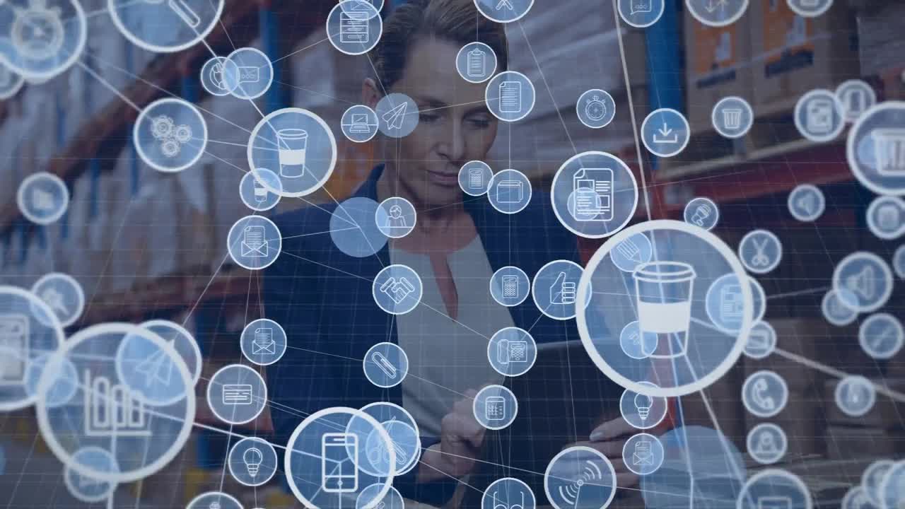 창고에서 일하는 여성의 애니메이션과  ⁇  아이콘이 있는 태블릿을 사용하는