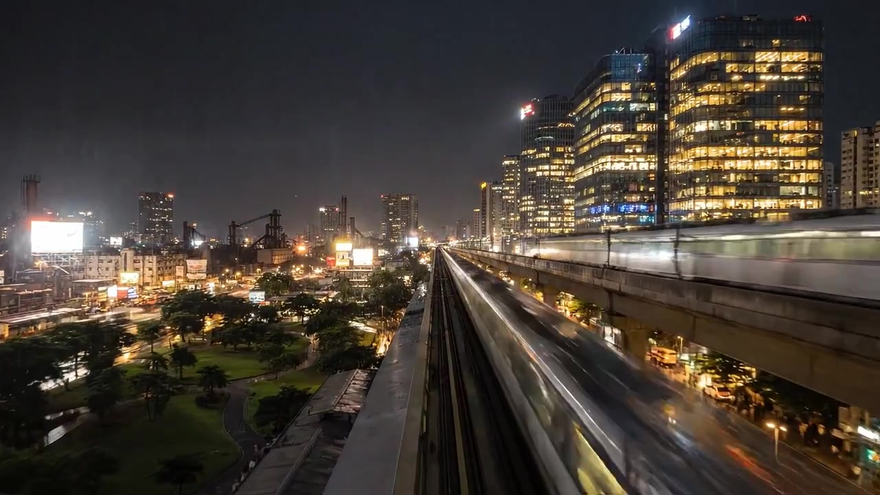 Paesaggio Urbano Piovoso: Un Viaggio Attraverso Condizioni Meteorologiche Drammatiche e la Vita Urbana Catturato in Due Immagini, Mostrando una Città Vibrante Sotto la Pioggia e le Luci Notturne