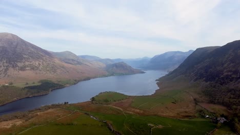 Drone-Volando-Sobre-El-Lago-Y-Entre-Montañas-En-El-Distrito-De-Los-Lagos-En-Inglaterra