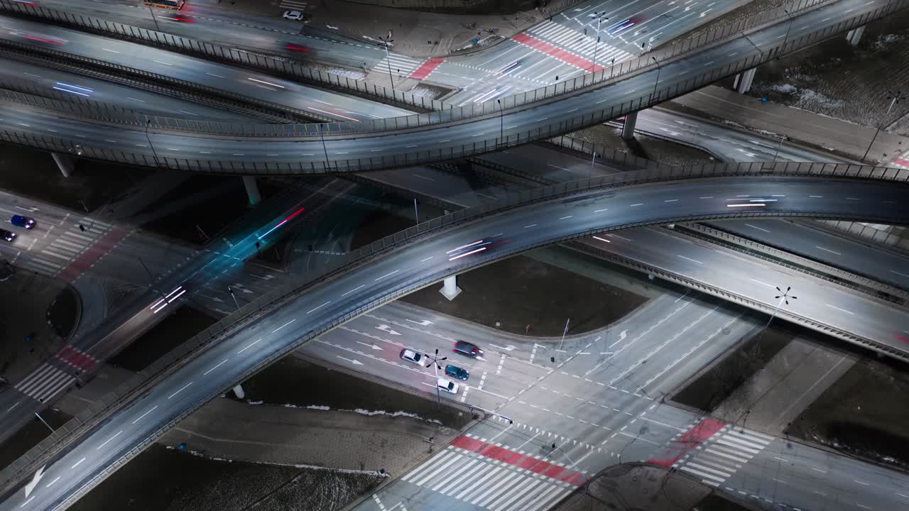 밤에 교통 혼잡 교차로, 드론, 저녁에 도시의 도로 교차로의  뷰, 바쁜 교차로 고속도로를 빠른 움직임으로 운전하는 타임 스 자동차