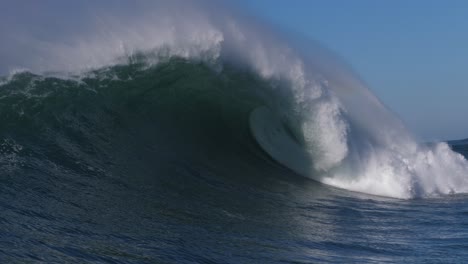 Empty-Big-Wave-Nazaré-2