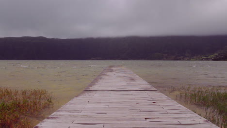 um pequeno cais de passeio no lago das sete cidades na ilha de são miguel dos açores portugueses