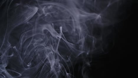 el humo blanco real se mueve sobre un fondo negro.