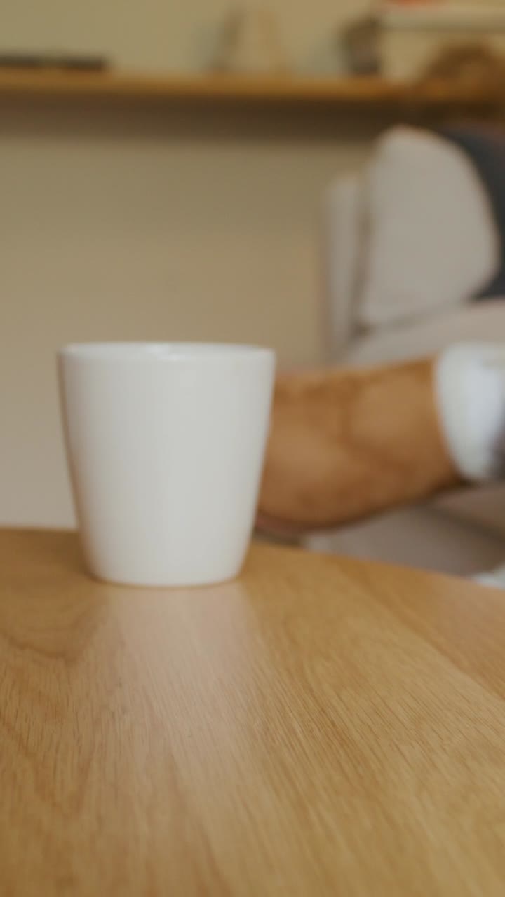 relajándose en casa con auriculares y café