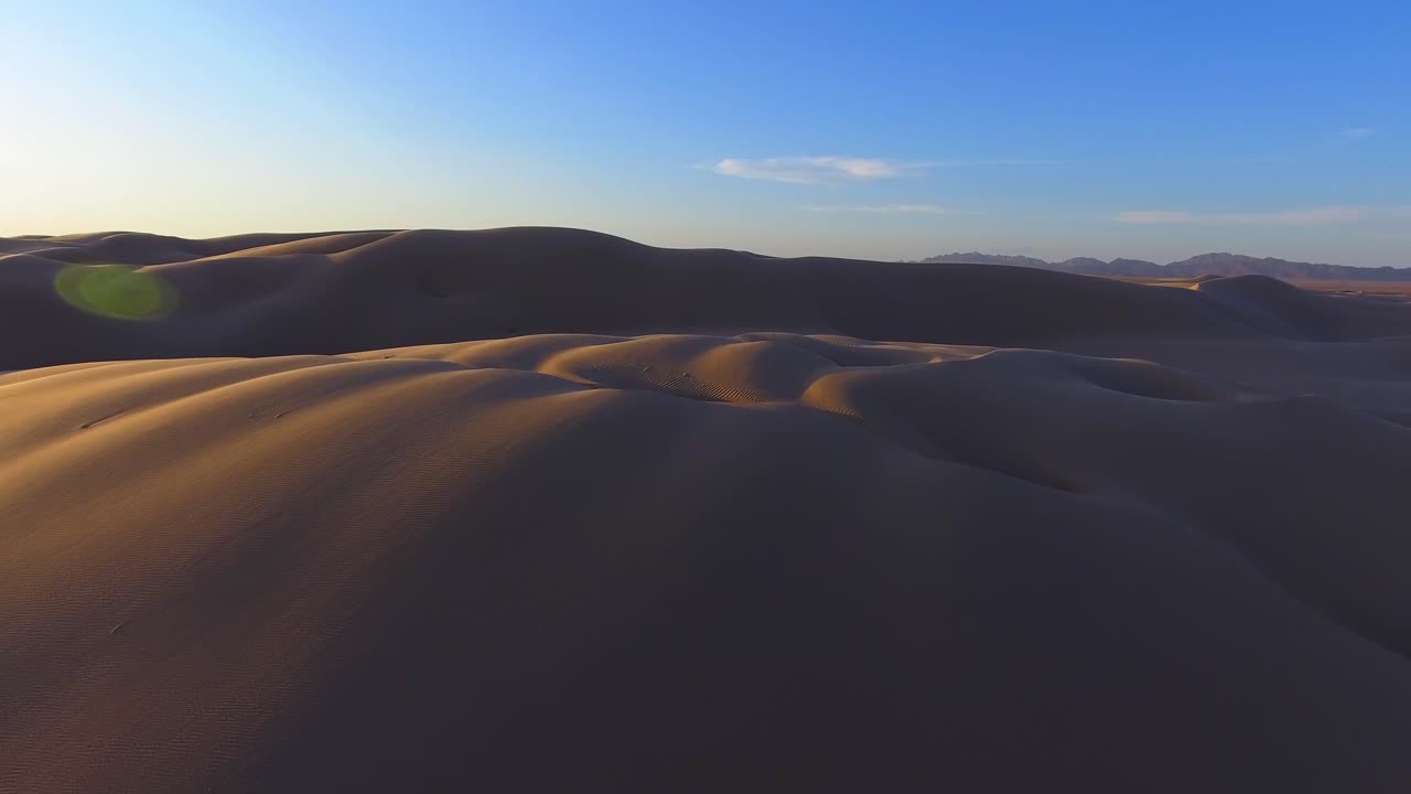 drone volando por el desierto