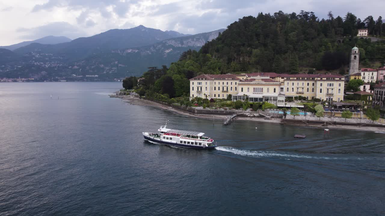 el ferry sale del popular bellagio en el lago de como.