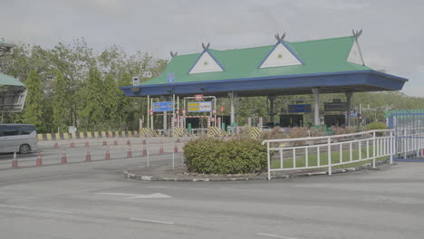 Grenzkontrollstand-Mit-Autos,-Alor-Setar,-Malaysia