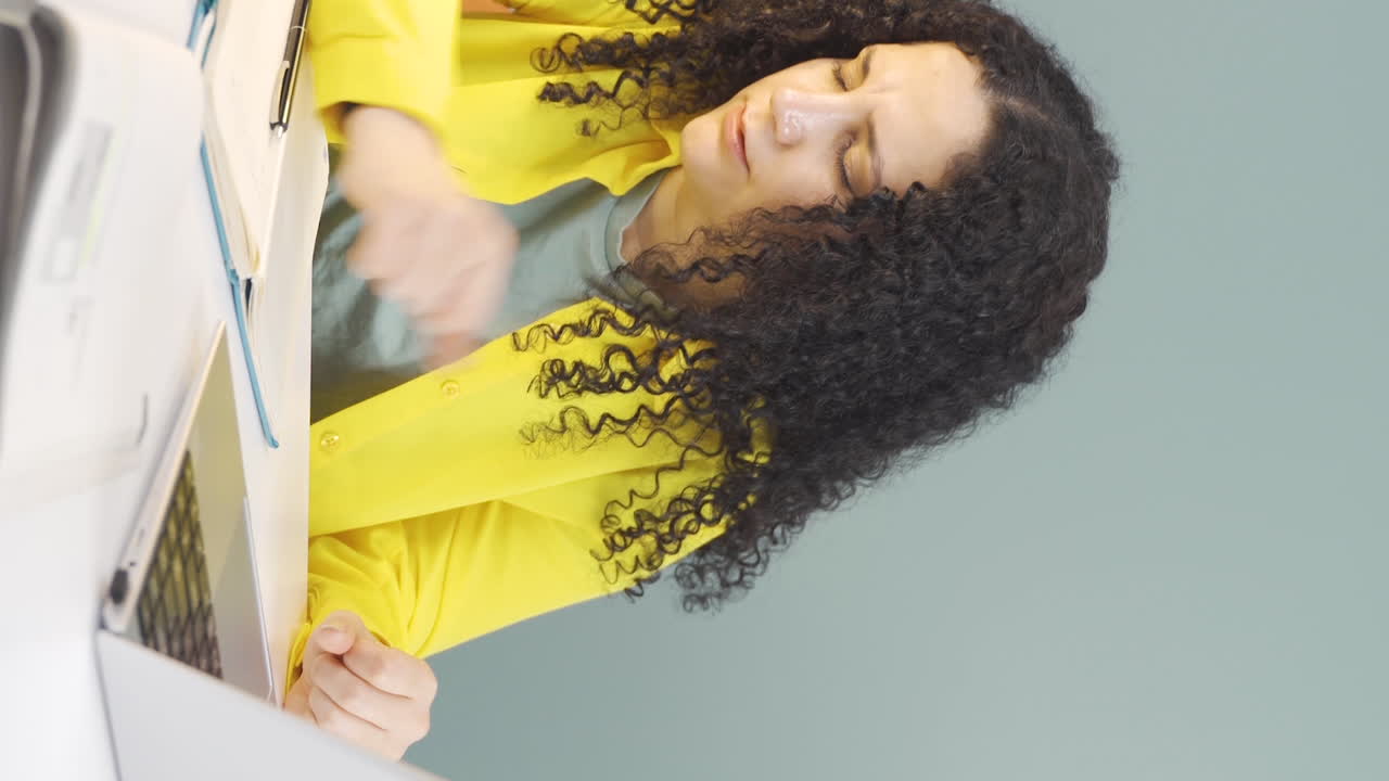 Video vertical de mujer joven mirando el portátil que se frustra