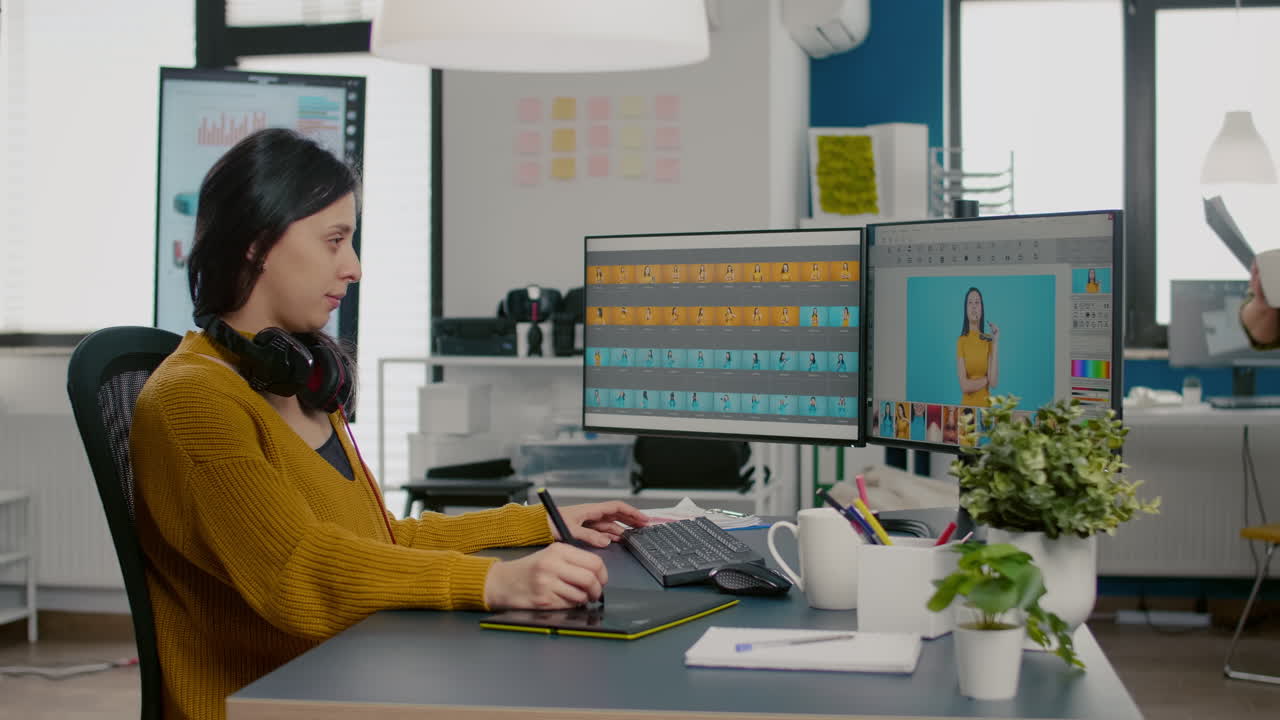 editor de fotos satisfecho retocando la imagen usando una tableta gráfica