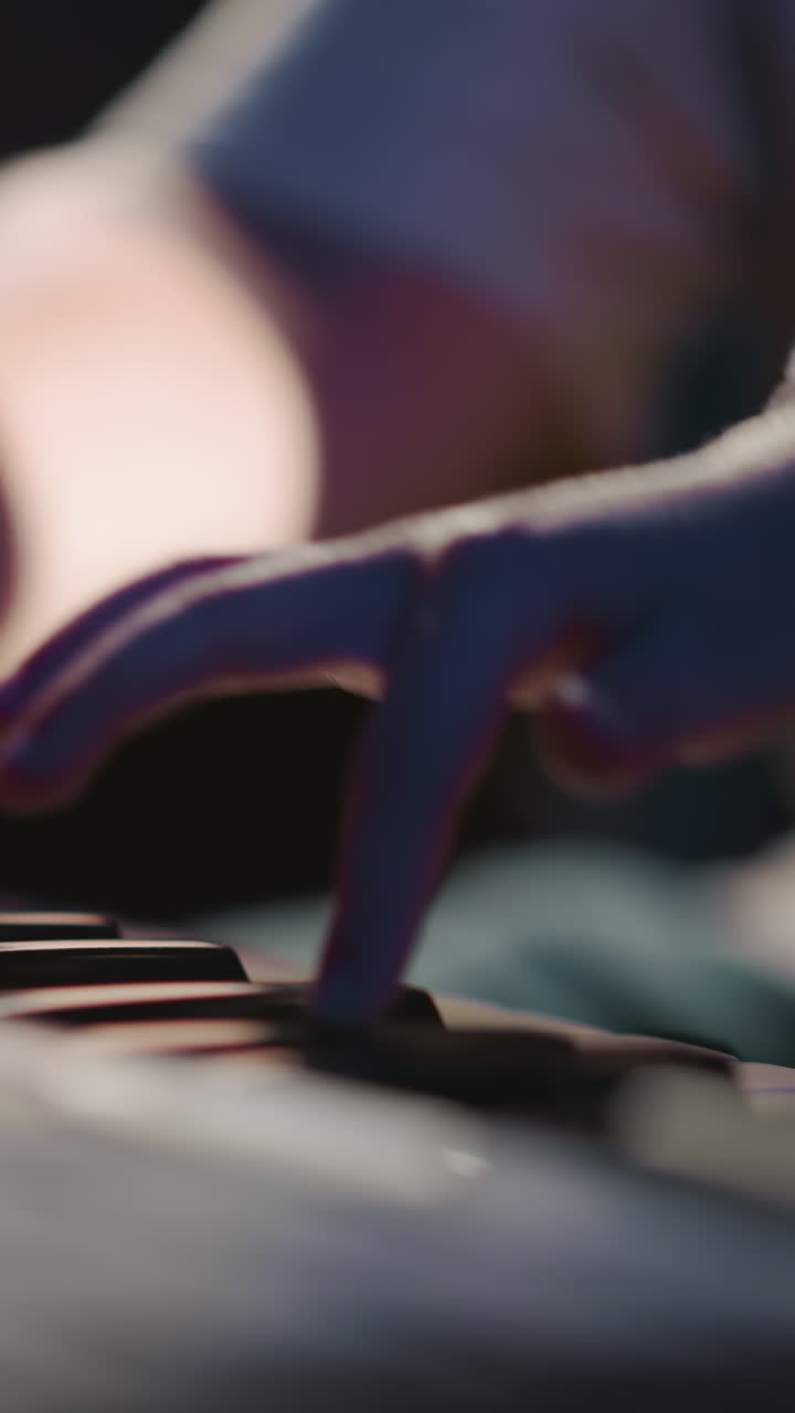 el mentor supervisa el sonido del sintetizador. el educador organiza el aparato musical para el aprendiz. la mano del niño presiona las teclas tocando. conocimiento musical para la niña