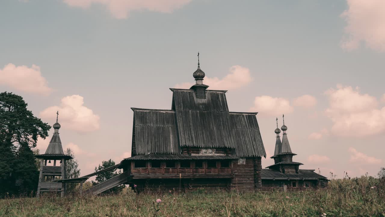 деревянная культурная архитектура в диком лесу