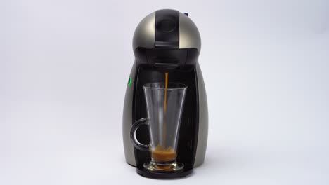 Isolierte-Maschine,-Die-Heißen-Cremigen-Kaffee-In-Eine-Leere-Glastasse-Auf-Weißem-Hintergrund-Gießt