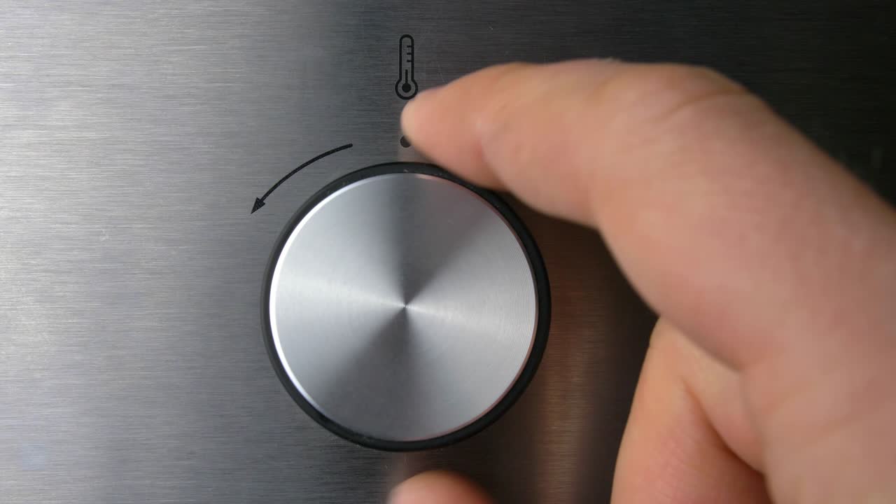 전기 오븐 온도를 조절하기 위해 오븐 스위치를 가까이 돌립니다.