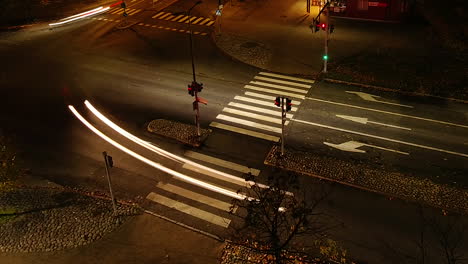 Zeitraffer-Eines-Zebrakreuzes-Auf-Der-Stadtstraße-Bei-Nacht