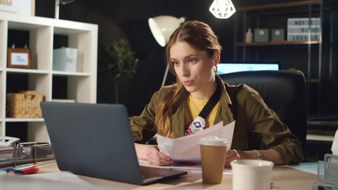 Ritratto di donna d'affari sicura di sé che spiega grafici in videochiamata in ufficio