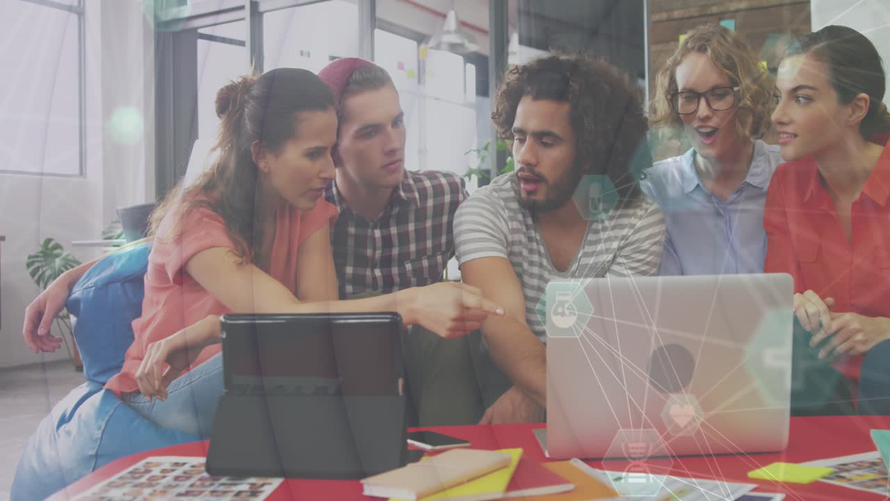 Animazione di una rete di connessioni con icone sopra diversi colleghi e colleghe in ufficio