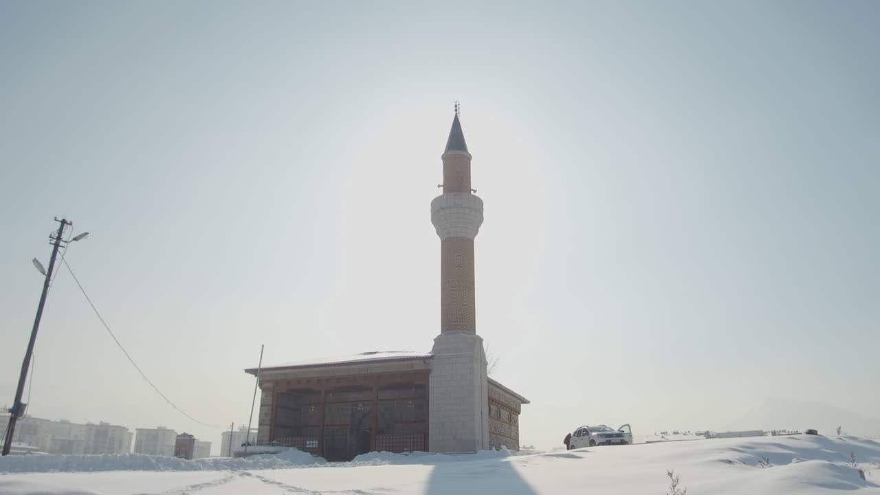 una vieja mezquita cubierta de nieve en erzurum. imágenes de 4k en turquía
