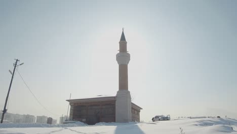una vieja mezquita cubierta de nieve en erzurum. imágenes de 4k en turquía