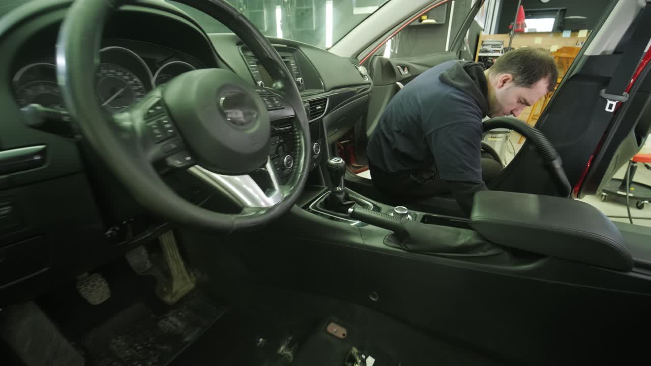 전문적인 자동차 청소. 샤워. 인테리어 세부 사항. 자동차 인테리어를 건조 청소 및 세부 사항; 깊은 좌석 청소; 자동차 세탁에서 거품을 는; 먼지에서 자동차 패널을 청소하는; 진공청소기