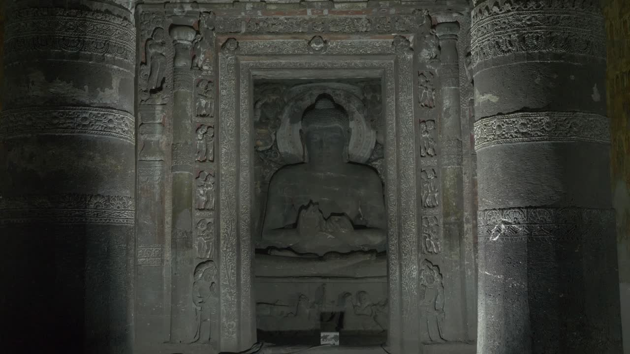 estatua de buda dentro de una cueva budista monumentos de la cueva de ajanta, aurangabad, maharashtra, india