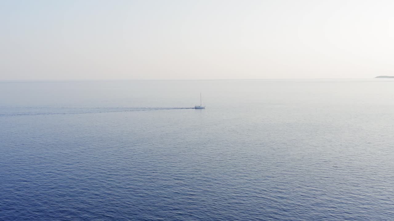 잔잔한 푸른 바다, 밝고 맑은 하늘에서 천천히 움직이는 큰 범선