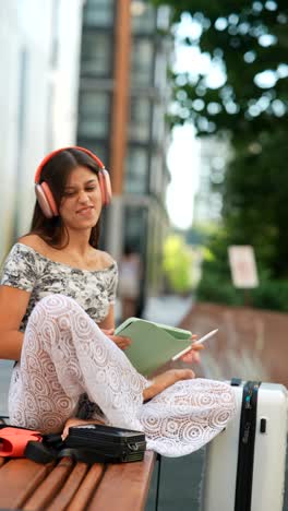 mujer joven trabajando en una computadora portátil al aire libre